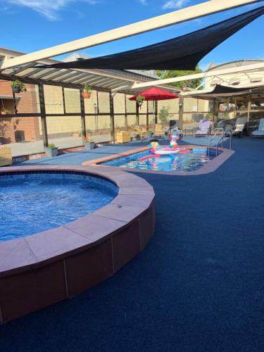 Piscina di Elm Court Motel o nelle vicinanze