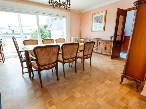 - une salle à manger avec une table et des chaises dans l'établissement Villa is approx 100 metres from the Atlantic, au Pouldu