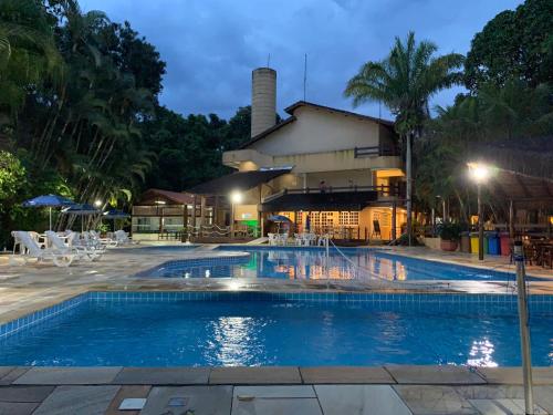a swimming pool in front of a building at Riviera Flat 120 - Com serviços de hotelaria in Riviera de São Lourenço