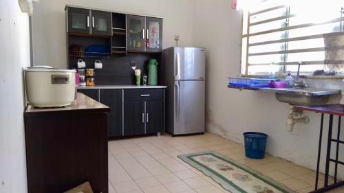 Кухня или мини-кухня в Pak Lang Homestay
