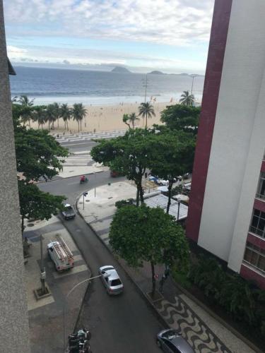 vista para uma rua e uma praia a partir de um edifício em Quarto Leme no Rio de Janeiro