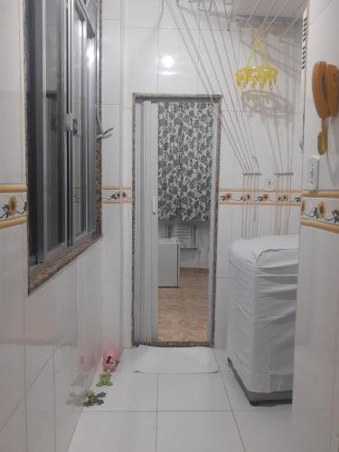een kamer met een deur naar een kamer met een kamer bij Quarto Leme in Rio de Janeiro