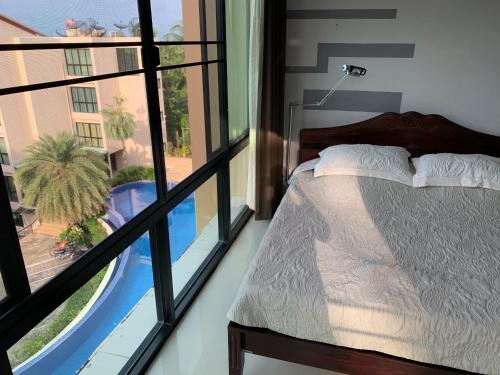 1 dormitorio con cama y ventana grande en Condo AVANTA Deluxe A408, en Koh Samui 