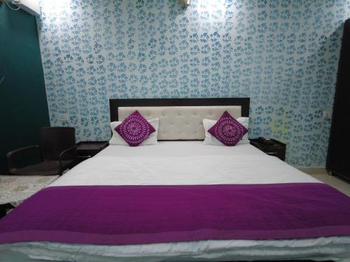 Postel nebo postele na pokoji v ubytování Hotel Dev Bhoomi Inn