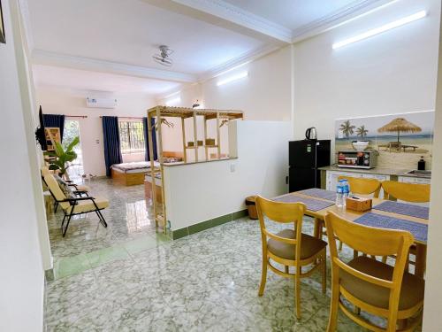 Xoài Xanh Hostel & Villaにあるキッチンまたは簡易キッチン