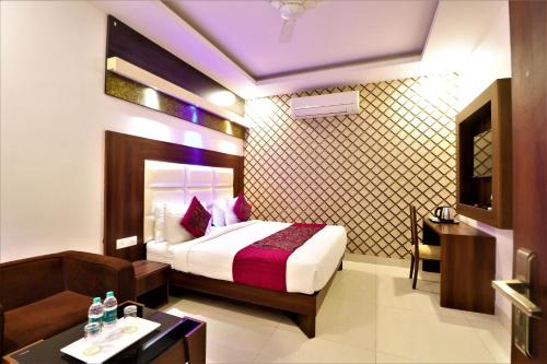 a hotel room with a bed and a table at Hotel Aeropath Near IGI Airport Delhi in New Delhi