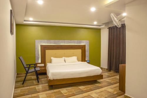 Una cama o camas en una habitación de Oaks Residency