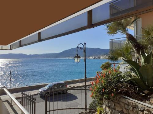 une maison avec vue sur l'eau dans l'établissement Cadorna Fronte Mare, à Alassio