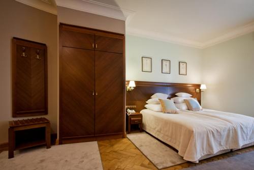Łóżko lub łóżka w pokoju w obiekcie Pałac Cieleśnica