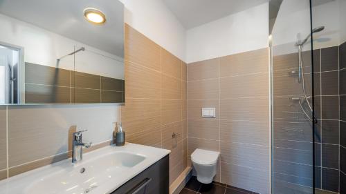 une salle de bain avec un lavabo, une douche et des toilettes dans l'établissement The View - Apt 09 - BO Immobilier- Châtel - Multipass 2025 offert, à Châtel