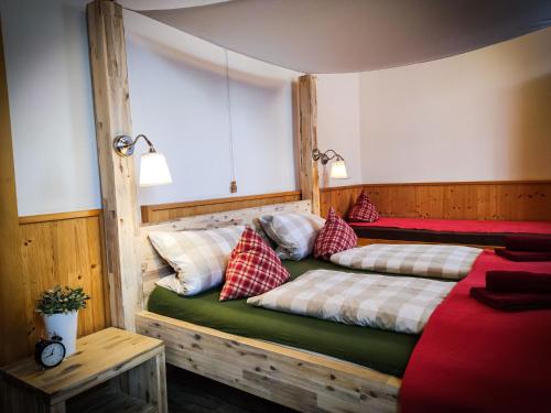two twin beds in a room with at Hotel Landgasthof Sonne in Mahlberg