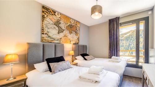 - 2 lits dans une chambre avec une fresque murale dans l'établissement The View - Apt 09 - BO Immobilier- Châtel - Multipass 2025 offert, à Châtel