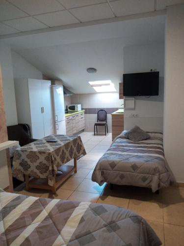 Ένα ή περισσότερα κρεβάτια σε δωμάτιο στο Hostal Via Del Caminante