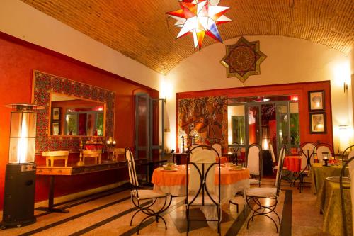 een restaurant met tafels en stoelen en een ster op het plafond bij Dar Tourkia in Taroudant