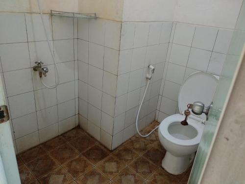 a small bathroom with a toilet and a shower at Comfy Studio Emerald Hills in Telukjambe