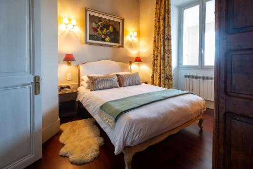 une chambre avec un lit et une fenêtre dans l'établissement Côté Loire, à Amboise