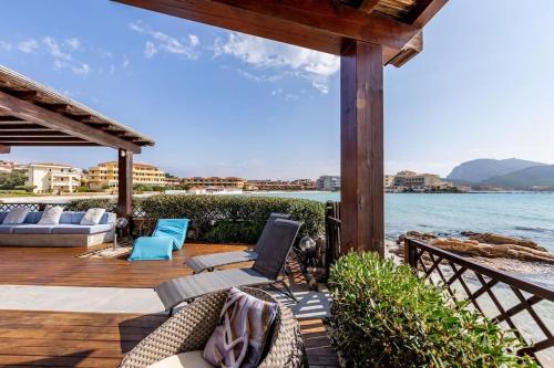 un patio con vista al agua en APARTMENT PIED DANS L'EAU, en Golfo Aranci