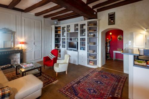 a living room with a couch and a fireplace at Côté Loire in Amboise