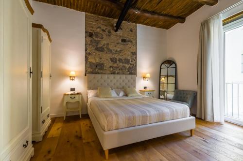 una camera con letto e parete in pietra di Starhost - MINERVA SUITE a Salerno