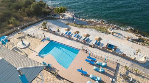 an overhead view of a swimming pool next to the ocean at Iris Villas in Spárton