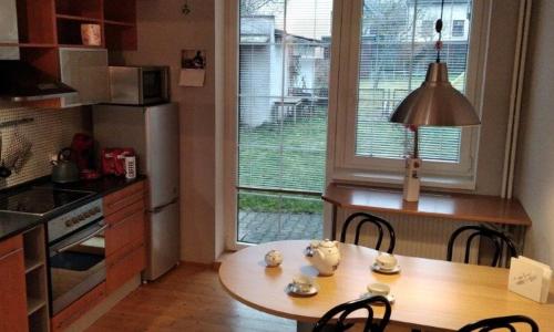 cocina con mesa con sillas y ventana en Apartmán v Liliové, en Jablonec nad Nisou