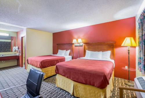 Ένα ή περισσότερα κρεβάτια σε δωμάτιο στο Rodeway Inn
