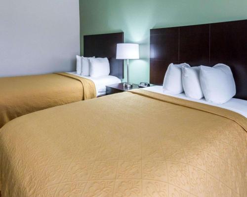 Кровать или кровати в номере Quality Inn & Suites West Monroe