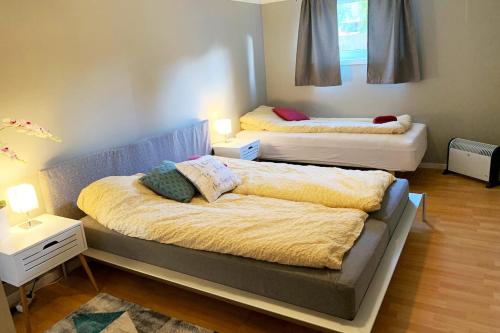 מיטה או מיטות בחדר ב-Newly renovated basement apartment
