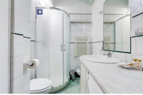 uma casa de banho branca com um WC e um lavatório em LauraLuxuryHome vista Fori Imperiali em Roma