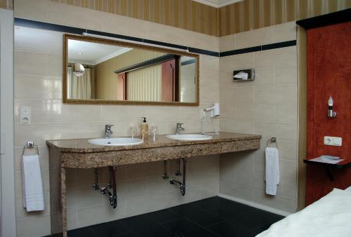 Een badkamer bij Gästehaus Plönlein - Hotel Goldener Hirsch Rothenburg