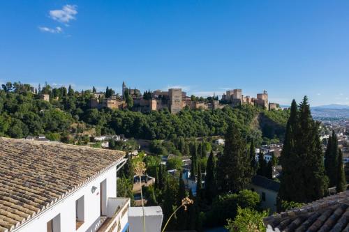 a view of the city from the fortress at Apartamentos Montesclaros in Granada