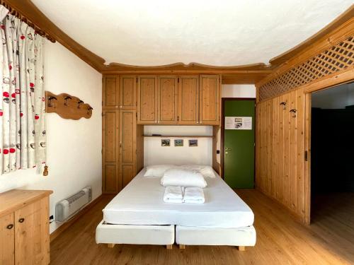 سرير أو أسرّة في غرفة في Casa Cucciolo Falcade