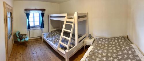Poschodová posteľ alebo postele v izbe v ubytovaní Apartmán pod Špičákem