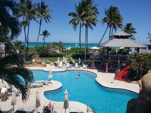 Kolam renang di atau dekat dengan 2 Bedroom 2 Bath Beachfront Condo on Miami Beach Millionaire Row
