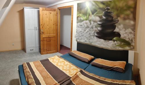 ヴスターマルクにあるFerienhaus Elstalのベッドとドア付きの小さな部屋