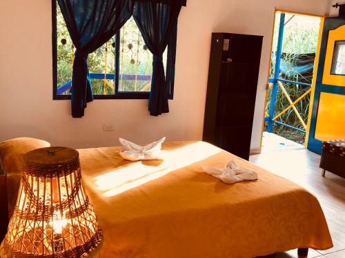 ein Schlafzimmer mit einem Bett mit zwei weißen Bögen in der Unterkunft Posada La Loca Compañía in Salento