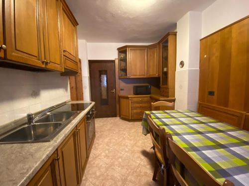 Кухня або міні-кухня у Appartamento Pista Stelvio