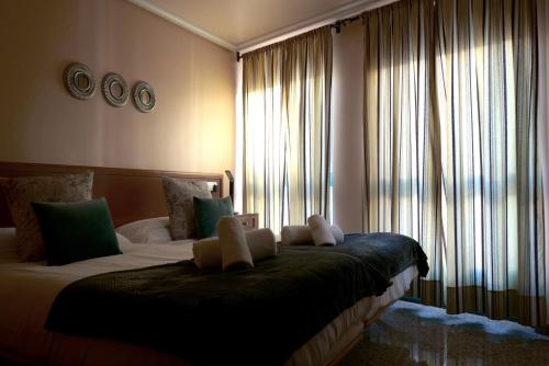 - une chambre dotée d'un lit avec deux ours en peluche dans l'établissement H. O Lar, à O Barco de Valdeorras