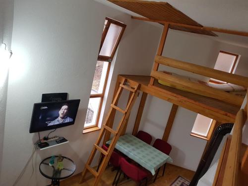 una camera da letto con un letto a castello e una tv in una stanza di Captain s house a Konjic