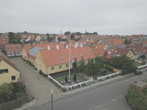uma vista para uma cidade com casas e uma rua em Femmasteren Hotel & Hostel em Marstal