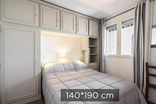 - une chambre avec un lit king-size et des placards blancs dans l'établissement Vue mer à la plage du Môle - Clim - Fibre Wifi, au Cap d'Agde