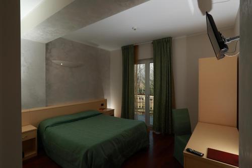 Een bed of bedden in een kamer bij Caprice