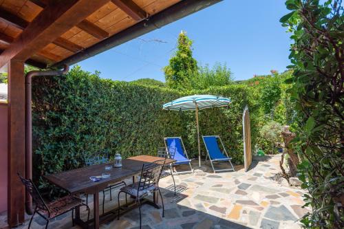 Gallery image of Elbaloves Appartaments Villa in Capoliveri
