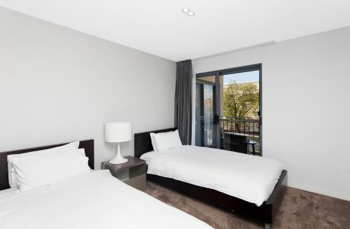 Un pat sau paturi într-o cameră la AAC Apartments - Griffin