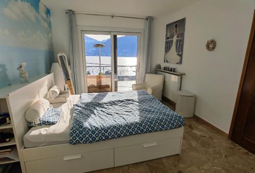 1 dormitorio con 1 cama y vistas al océano en Cima Caravina en Cima