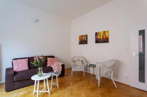 Posezení v ubytování Homey Flat in Vinohrady by Prague Days