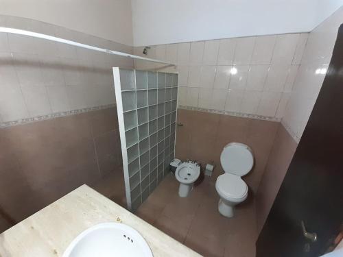 uma pequena casa de banho com WC e lavatório em Hotel Mitre Chivilcoy. Casa en Rivadavia 900 em Chivilcoy