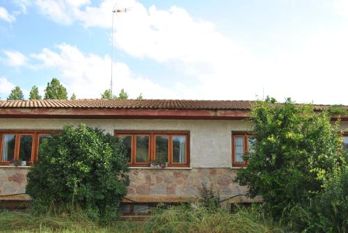 a house with a flag on top of it at Finca Arroyo del Valle NO HAY PISCINA in San Andrés del Rabanedo
