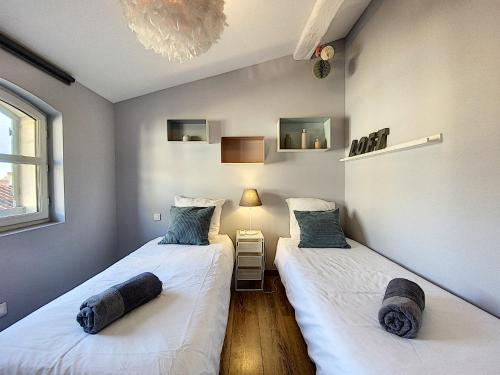 deux lits jumeaux dans une chambre avec fenêtre dans l'établissement Maison 3 Chambres - Terrasse - Climatisation 10 minutes à pied du Pont d'Avignon, à Avignon