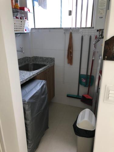 - une petite salle de bains pourvue d'un lavabo et d'une poubelle dans l'établissement Ykutiba Residencial, à Imbassaí